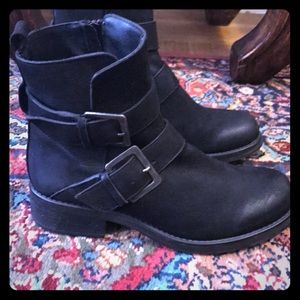 Steve Madden "Dyyson" black bootie! Size 9!